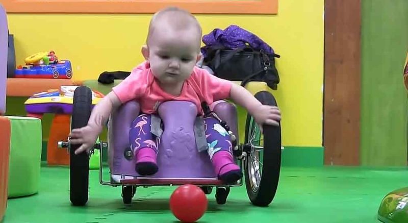 Kimberly und Brad Moore haben einen maßgeschneiderten Rollstuhl für ihre 7 Monate alte Tochter gebaut: Jeder Elternteil ist ein Zauberer für sein Kind, eine entschlossene Mama