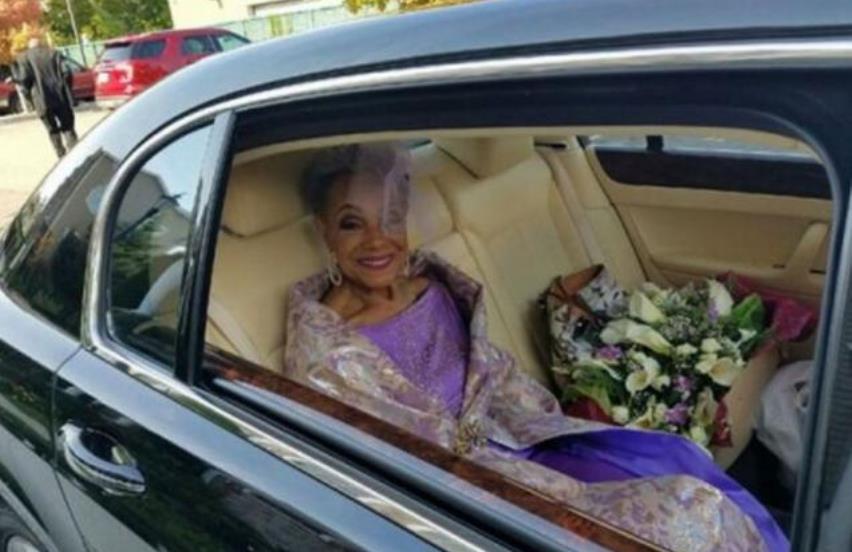 Eine 86-jährige Dame hat zum zweiten Mal geheiratet: Hier ist, wer ihr Ehemann ist