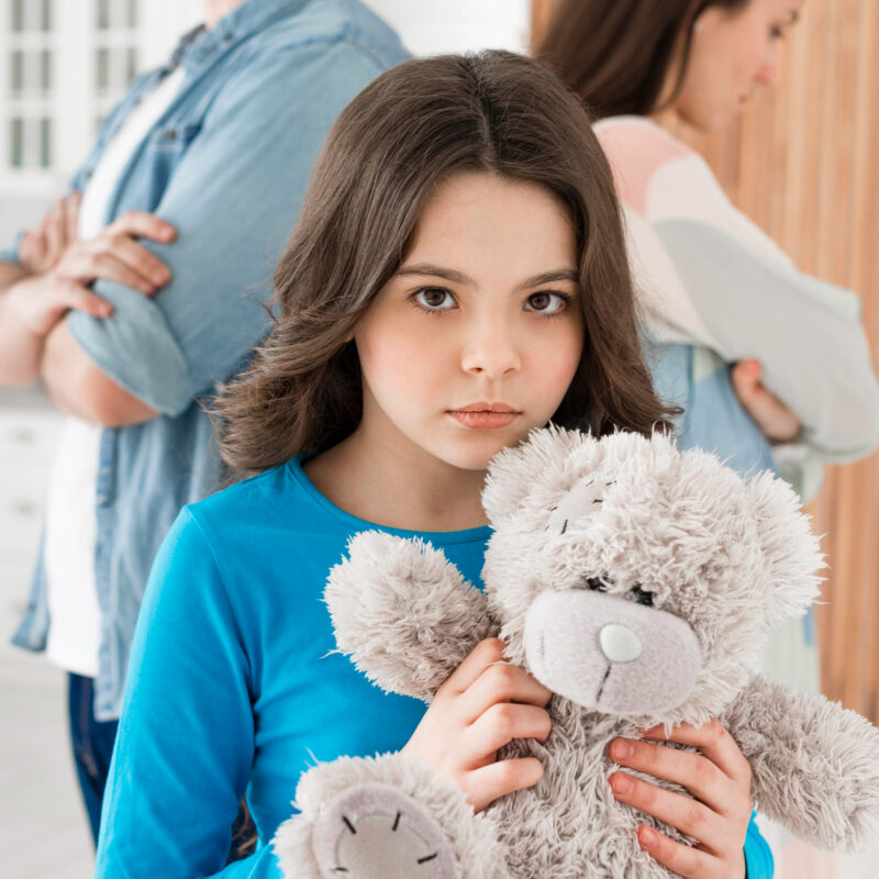Mein Mann sagte mir, dass er sich scheiden lassen wolle… doch vor Gericht stand unsere 10-jährige Tochter plötzlich auf und sagte: „Euer Ehren… darf ich Ihnen etwas zeigen, das meine Mutter nicht weiß?“