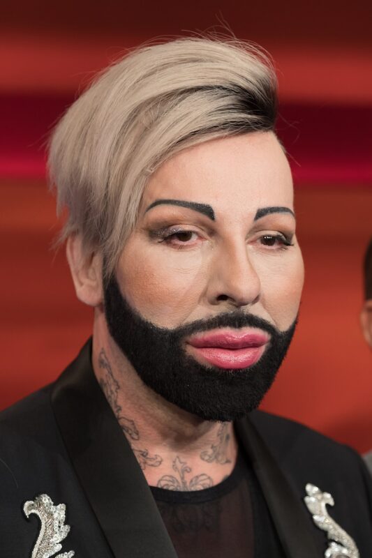 Der Mann, der als der schönste Deutschlands gilt, sah nicht immer so aus. Seine alten Fotos schockieren die Internetnutzer