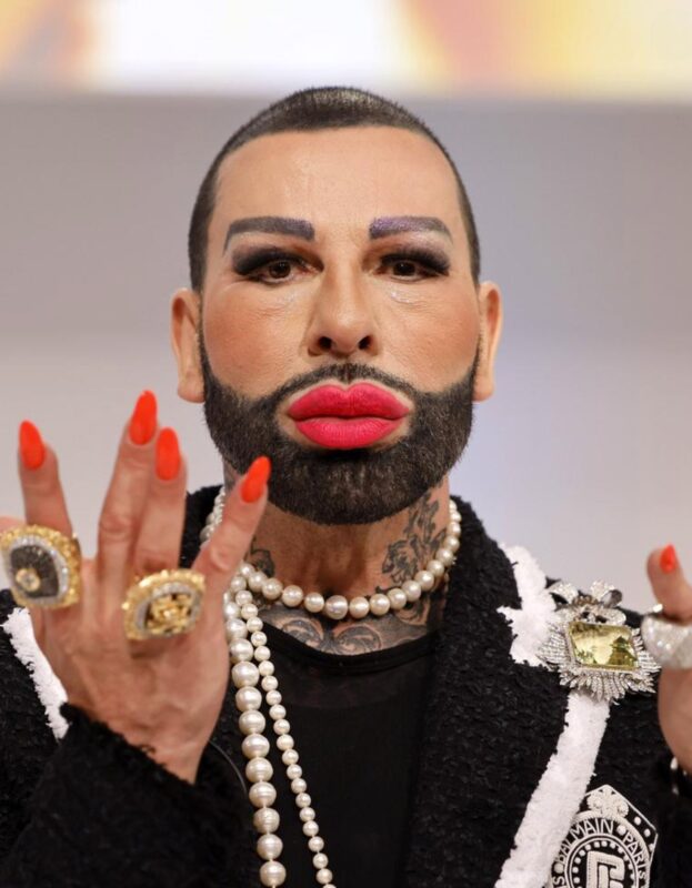 Der Mann, der als der schönste Deutschlands gilt, sah nicht immer so aus. Seine alten Fotos schockieren die Internetnutzer