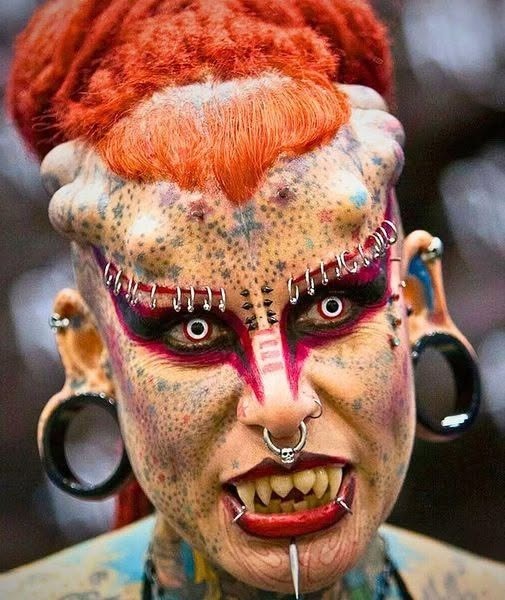 Die „Vampirin des echten Lebens“ hat ihren gesamten Körper tätowieren lassen: So sah sie früher aus