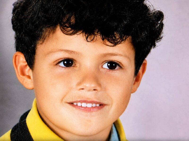 Dieser kleine Junge wurde zu einer der bekanntesten Persönlichkeiten der Welt... Doch nur sehr wenige Menschen erkennen ihn auf diesem Kinderfoto...
