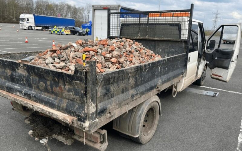 Jeden Tag überquerte ein Mann mit einem alten Lastwagen voller Bauschutt die Grenze. Die Zollbeamten durchsuchten seine Ladung systematisch, weil sie überzeugt waren, dass er Schmuggelware transportierte… Doch als die Wahrheit schließlich ans Licht kam, blieb allen die Sprache weg