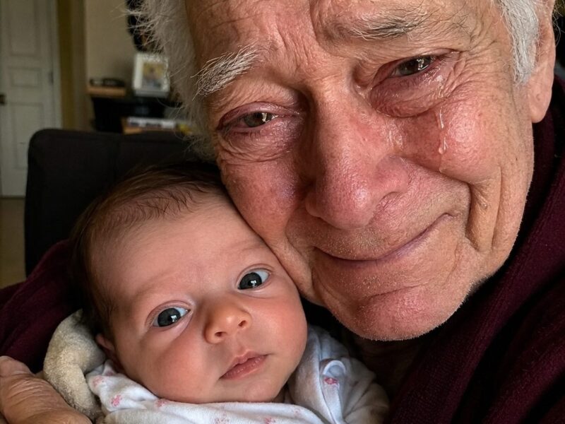 Nach meiner Entbindung brachte ich mein Baby zu dem Mann, der mich großgezogen hatte, zu dem Mann, den ich einfach nur „Opa“ nannte … Doch sobald er ihr in die Augen sah, brach er in Tränen aus. Dann flüsterte er: — Das ist unmöglich … Du hast keine Ahnung, was du gerade getan hast