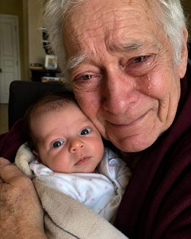 Nach meiner Entbindung brachte ich mein Baby zu dem Mann, der mich großgezogen hatte, zu dem Mann, den ich einfach nur „Opa“ nannte … Doch sobald er ihr in die Augen sah, brach er in Tränen aus. Dann flüsterte er: — Das ist unmöglich … Du hast keine Ahnung, was du gerade getan hast