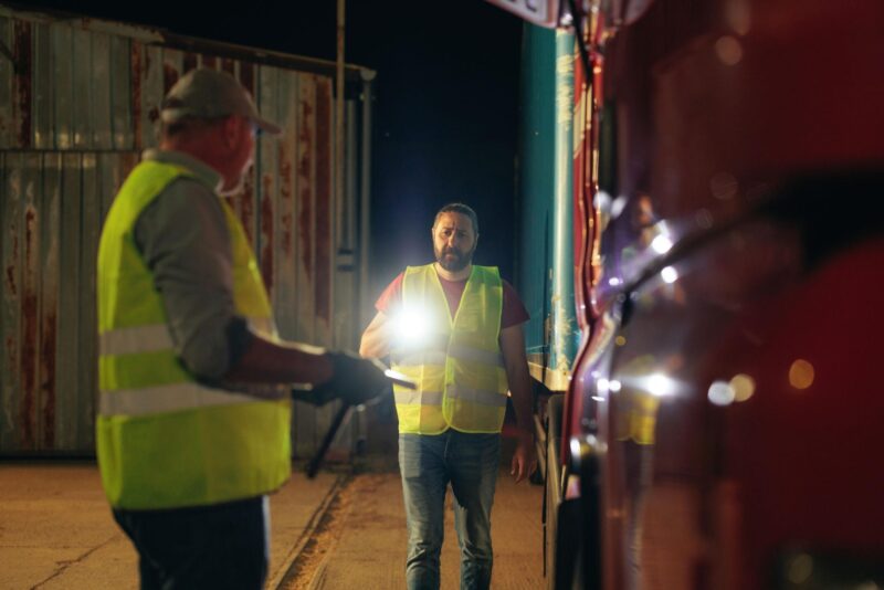 Jeden Tag überquerte ein Mann mit einem alten Lastwagen voller Bauschutt die Grenze. Die Zollbeamten durchsuchten seine Ladung systematisch, weil sie überzeugt waren, dass er Schmuggelware transportierte… Doch als die Wahrheit schließlich ans Licht kam, blieb allen die Sprache weg