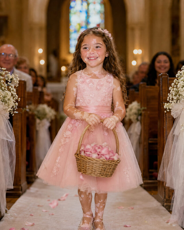 Meine Schwiegermutter hat meine sechsjährige Tochter an meinem Hochzeitstag gedemütigt … Meine Schwiegermutter zwang meine sechsjährige Tochter, ihr Blumenmädchenkleid auszuziehen, weil ihrer Meinung nach „ihre Haut die Fotos ruinieren würde“. Während der Trauung sagte ich nichts. Aber bevor der Hochzeitsempfang vorbei war, sollte sie genau verstehen, wie es sich anfühlt, gedemütigt zu werden, weil man nicht „perfekt“ aussieht
